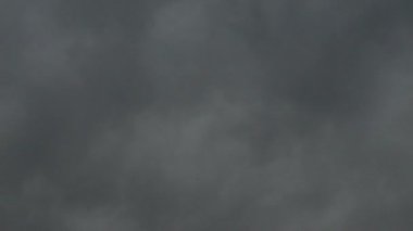 Karanlık altokümülüs bulutları kamera zamanına doğru hareket ediyor. 4K