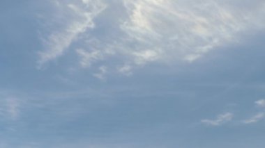 4K zaman döngüsü sirostratus bulutları güzel mavi gökyüzünde hareket ediyor