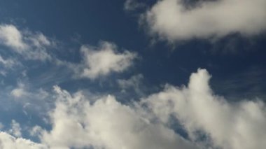 Stratocumulus 'un üzerindeki kusursuz ışık mavi gökyüzünde yuvarlanan bulutlar zaman ayarlı 4K