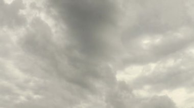 Gökyüzü altokümülüs gri bulutlarla kaplı. Zaman ayarlı 4K