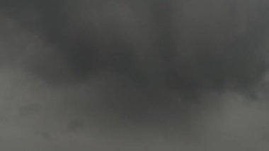 Yağmurdan önce yumuşak gri bulutlar. Zaman Dilimi 4K