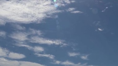 Altostratus bulutları sağdan sola 4K zaman ayarlı güneşli bir günde mavi gökyüzü.