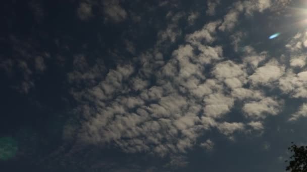 Nuvens Cirrocumulus Desaparecendo Céu Azul Escuro Timelapse — Vídeo de Stock