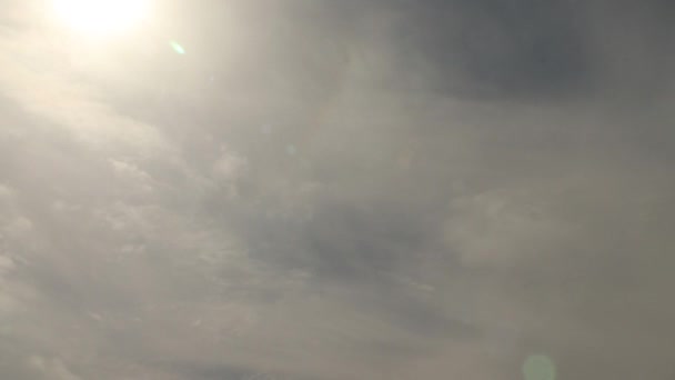 Плотные Альтокумулятивные Облака Блокирующие Вспышку Солнца Сверху — стоковое видео