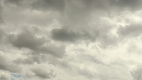 Tumbuh Awan Altocumulus Tilapse Dengan Langit Biru Terlihat Melalui Awan — Stok Video