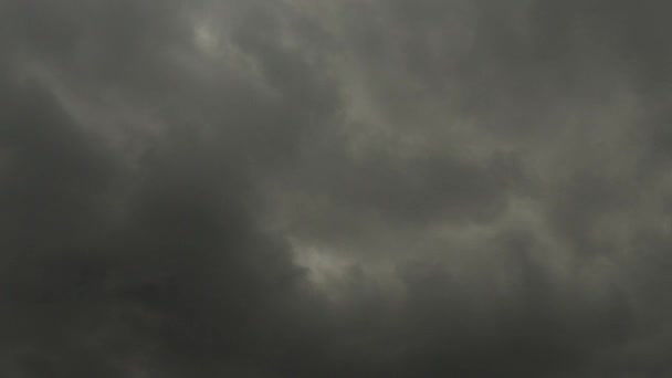 Zaman Dilimi Stratocumulus Koyu Gri Yuvarlanan Bulutlar Biraz Mavi Gökyüzü — Stok video