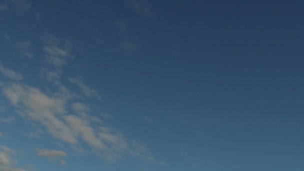 小さなアルトコーム雲がフレームを残し 素敵な青い空のタイムラプスを開きます — ストック動画