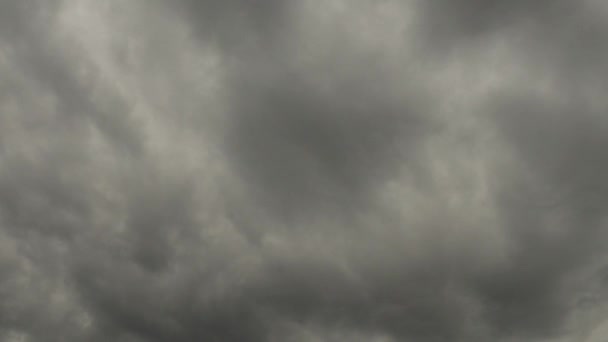 Koyu Gri Altokümülüs Bulutları Kamera Zamanına Doğru Hareket Ediyor — Stok video