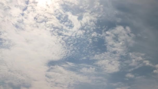 Timelapse Nubes Altocumulus Cielo Azul Grisáceo Día Soleado Verano — Vídeo de stock