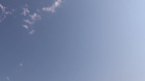 Крихітні Хмари Над Синім Зоряним Градієнтом Сонячний День Timelapse — стокове відео