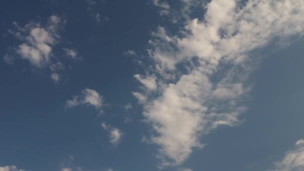 4K年的时间 蓝天上空的积雨云 从右边经过太阳 — 图库视频影像