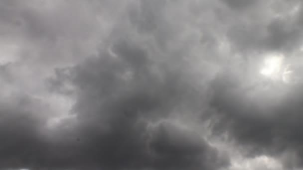 Время Раскатывающихся Темно Серых Кумулятивных Облаков Перед Штормом — стоковое видео