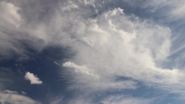Cirrus Bulutları Zaman Ayarlı Mavi Gökyüzünde Kameradan Uzaklaşıyor — Stok video