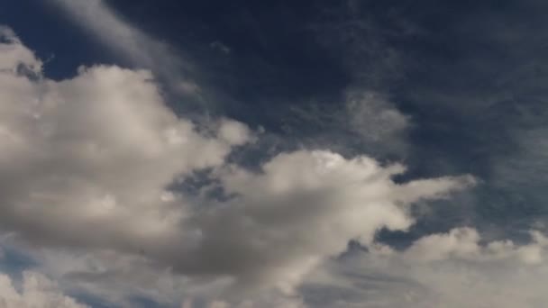 Sirostratus Bulutları Koyu Mavi Gökyüzü — Stok video