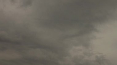 Gri bulutlar 4K zaman dilimi farklı yönlere hareket ediyor. Nimbostratus.