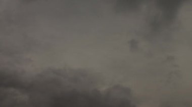 Fırtına zamanından önce çok koyu gri yuvarlanan nimbostratus bulutları