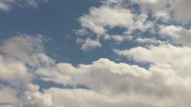 Güneşli bir günde Stratocumulus bulutları Sağdan sola yuvarlanıyor 4K zaman dilimi