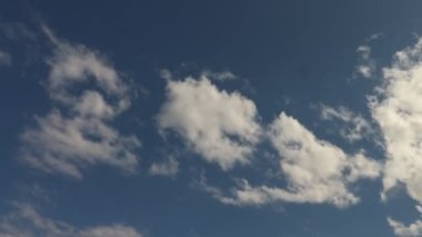 Hafif Nimbostratus bulutları Kanada 'da güneşli bir günde 4K zaman ayarlı