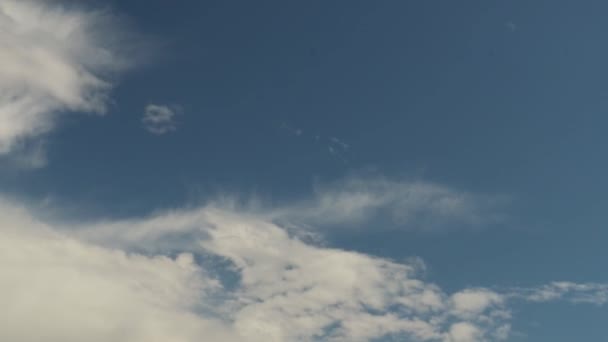 Akşamları Sirostratus Bulutları Soldan Sağa Hareket Ediyor Mavi Gökyüzü — Stok video