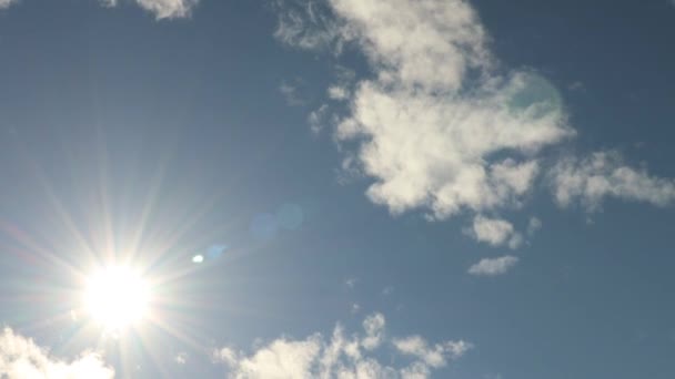 Soleil Brillant Travers Les Nuages Stratocumulus Timelapse Sur Ciel Bleu — Video