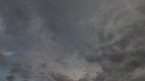 夕阳西下4K时间从蓝天移动到黑云和积云上 向相机飞去 — 图库视频影像