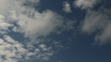 Mavi gökyüzü ve stratocumulus bulutları hızla hareket ediyor.