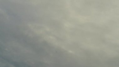 Neredeyse düz altostratus bulutları zaman ayarlı 4K Bulutlu bir günde