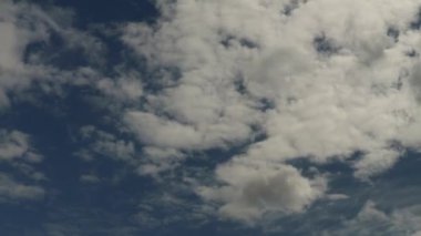 Pofuduk altokülüs bulutları mavi gökyüzünde güneşli bir günde 4K