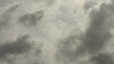 Koyu gri stratocumulus bulutları fırtınadan önce 4K zamanına denk geliyor.