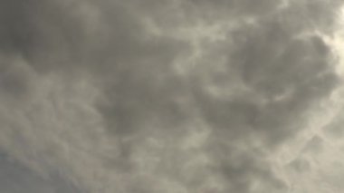 Açık gri altokümülüs bulutları zaman ayarlı 4K soldan sağa hareket ediyor