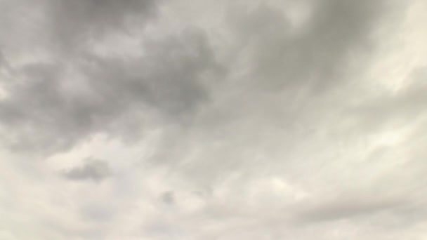 Burzy Szare Chmury Otwierają Błękitne Niebo Timelapse — Wideo stockowe