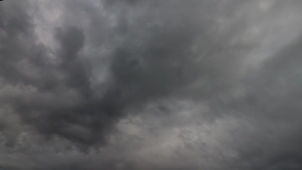Koyu Gri Kümülüs Bulutları Fırtınadan Önce Yuvarlanıyor — Stok video
