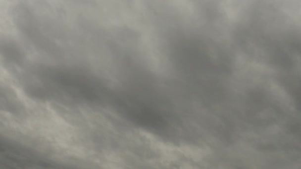 Düz Gri Yoğun Bulutlar Zaman Ayarlı Sağ Alttan Sol Üste — Stok video