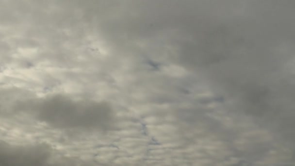 Varias Capas Nubes Grises Timelapse Moviéndose Diferentes Direcciones — Vídeo de stock