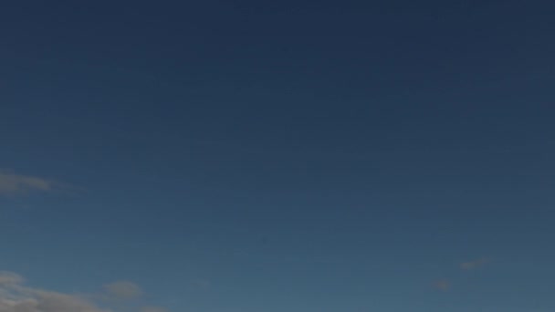 在浅蓝色的天空上快速移动的天线阵云 — 图库视频影像