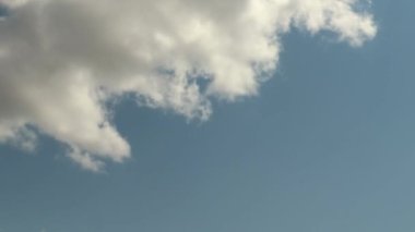 Mavi gökyüzünde kaybolan stratocumulus bulutları zaman ayarlı 4K