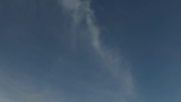 Мягкие Перистые Облака Над Голубым Небом — стоковое видео