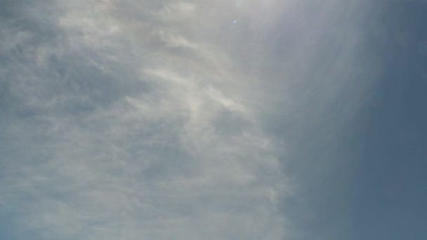 Timelapse Nuvens Cirrostratus Céu Azul Brilhante Movendo Direção Câmera — Vídeo de Stock