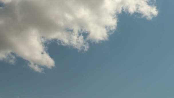 Znikające Stratocumulus Chmury Błękitnym Niebie Timelapse — Wideo stockowe