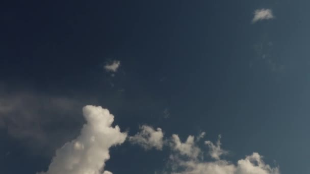 Chmury Białego Cumulus Timelapse Gęstym Błękitnym Niebie — Wideo stockowe