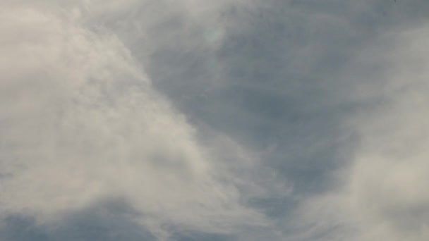 Mavi Gökyüzünde Sirrus Bulutlarının Hareket Etmesi Güneşli Bir Günde Zaman — Stok video
