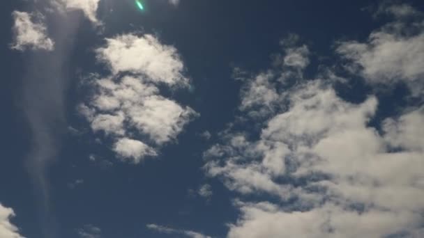 Timelapse Estratocumulus Nubes Cielo Azul Brillo Llamarada Del Sol Parte — Vídeo de stock