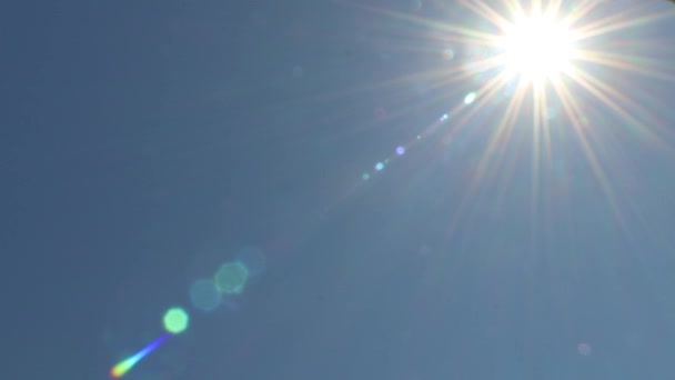 Heldere Zon Lichtflare Tijdapse Blauwe Hemel Met Kleine Wolken Bewegen — Stockvideo