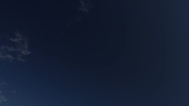 深蓝色天空中的小量积云4K时间差 — 图库视频影像