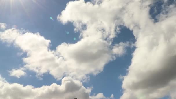 Turbulentní Valící Kumulativní Mraky Sluncem Erupcí Modré Obloze — Stock video