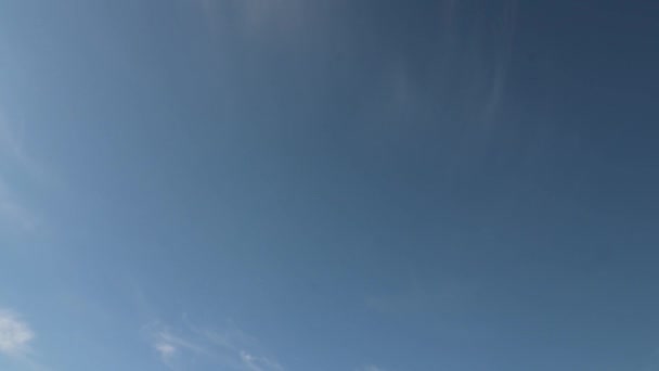 Timelapse Του Φωτός Φτερά Cirrus Σύννεφα Κινείται Γαλάζιο Ουρανό — Αρχείο Βίντεο