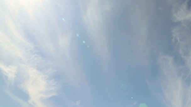 Însorită Nori Cirrus Deplasează Spre Camera Foto — Videoclip de stoc