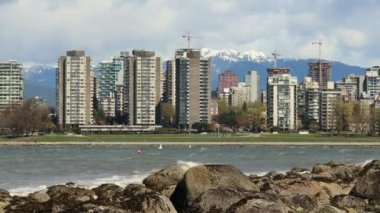 Vancouver 'daki İngiliz Körfezi' nin arkasında dağlar ve fırtınalı Burrard körfezi dalgaları var