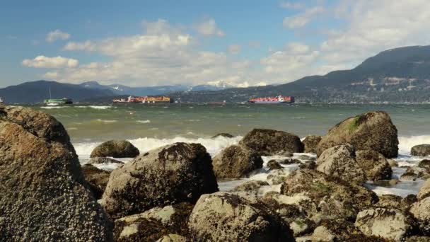 Волны Бьющие Скалам Грузовым Кораблям Ждут Бурный День Канаде — стоковое видео
