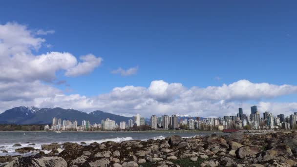 Широкоугольный Снимок Центра Ванкувера Солнечный День Пляжа Китсилано — стоковое видео